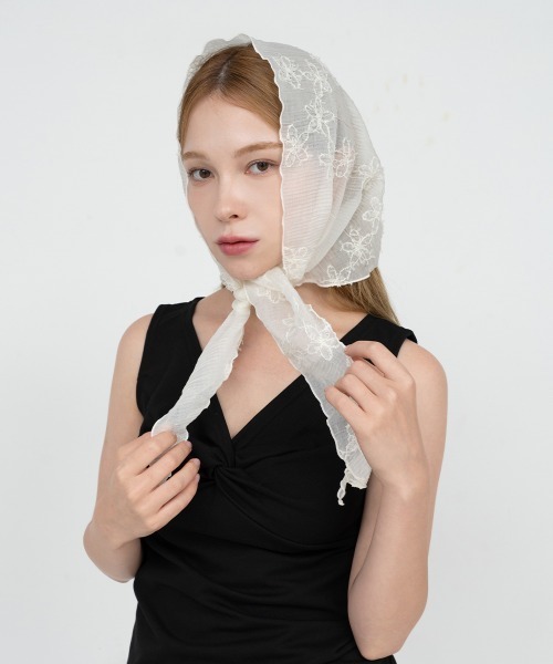 CEMONEMO(セモネモ)の「フラワー刺繍 レース シアー トライアングル マルチ スカーフ / バブーシュカ(ヘアバンド・レディース・アイボリー/ホワイト・FREE)」の3枚目の写真