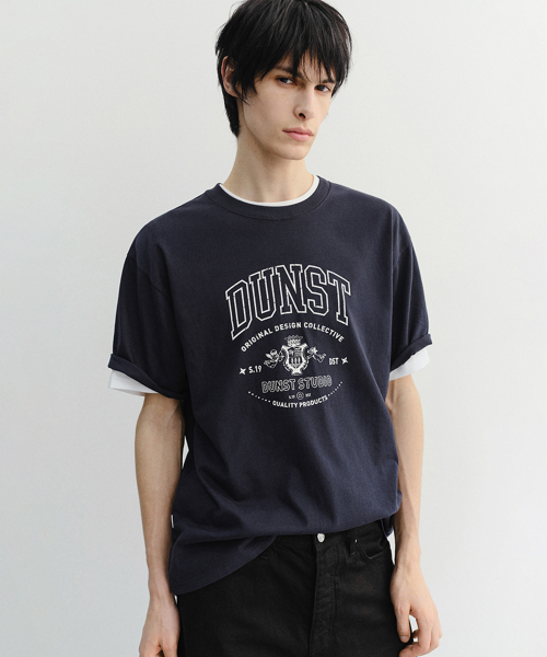 DUNST FOR MEN(ダンストフォーメン)の「CUPID ARCH LOGO T-SHIRT_UNISEX_UDTS6B129_FRENCH NAVY(Tシャツ/カットソー・メンズ・ネイビー・X-SMALL/SMALL/MEDIUM/LARGE/X-LARGE/XX-LARGE)」の1枚目の写真