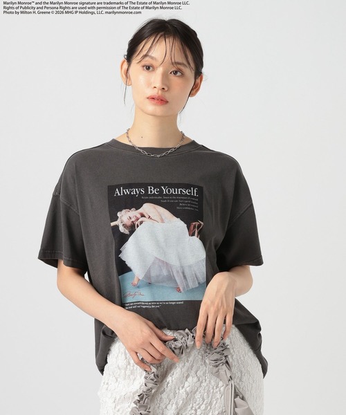 BAYFLOW（ベイフロー）の「【マリリン・モンロー】フォトプリントTシャツ（Tシャツ/カットソー・レディース・チャコール/オフホワイト・FREE）」の2枚目の写真