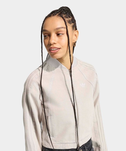 adidas(アディダス)の「adidas/アディダス ORI SST 2.0 TRACKTOP D デニム トラックトップ ショート丈 クロップド丈 トラックジャケット ジャージ ブルゾン ライトアウター サイドライン ダブルジップ レディース 2026年 秋 秋服 冬 冬服(デニムジャケット・レディース・グレー・S/M/L)」の4枚目の写真