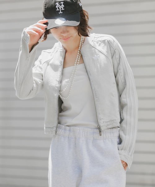 adidas(アディダス)の「adidas/アディダス ORI SST 2.0 TRACKTOP D デニム トラックトップ ショート丈 クロップド丈 トラックジャケット ジャージ ブルゾン ライトアウター サイドライン ダブルジップ レディース 2026年 秋 秋服 冬 冬服(デニムジャケット・レディース・グレー・S/M/L)」の20枚目の写真