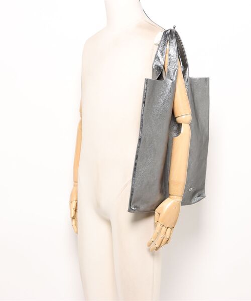 andrea cardone(アンドレアカルドネ)の「【ANDREA CARDONE】メタリック ソフトトートバッグ(Q66365)(トートバッグ・レディース・グレー・ALL)」の5枚目の写真