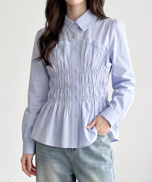 umune(ウムネ)の「シャーリングのシルエットで魅せる、大人フェミニンなフリルシャツ(シャツ/ブラウス・レディース・ブルー/ブラック/オフホワイト・FREE)」の15枚目の写真
