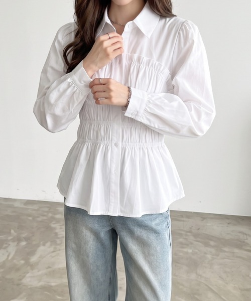 umune(ウムネ)の「シャーリングのシルエットで魅せる、大人フェミニンなフリルシャツ(シャツ/ブラウス・レディース・ブルー/ブラック/オフホワイト・FREE)」の6枚目の写真