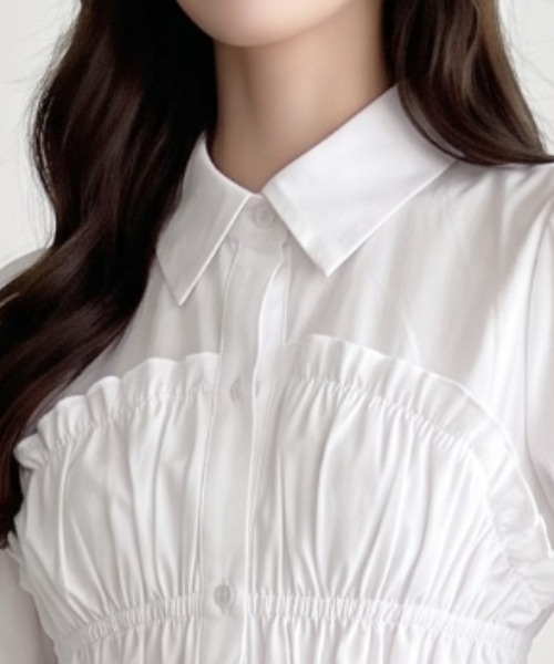 umune(ウムネ)の「シャーリングのシルエットで魅せる、大人フェミニンなフリルシャツ(シャツ/ブラウス・レディース・ブルー/ブラック/オフホワイト・FREE)」の7枚目の写真