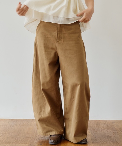 OLUN(オルン)の「twill curve pants/ツイルカーブパンツ(その他パンツ・レディース・アイボリー/ダークベージュ/ブラウン・SMALL/X-SMALL/FREE)」の1枚目の写真