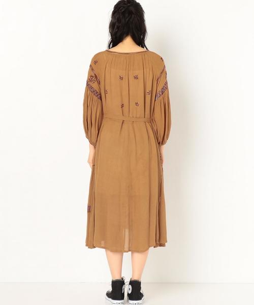 Another Edition(アナザーエディション)の「レーヨン刺繍ワンピース/AEBC Ry EMB OP◆(ワンピース・レディース・オフホワイト/マスタード・FREE)」の4枚目の写真