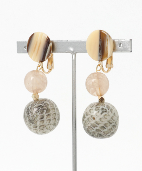 AVAN LILY（アヴァンリリィ）の「パイソンパーツイヤリング（イヤリング・レディース・ホワイト系その他・FREE）」の2枚目の写真