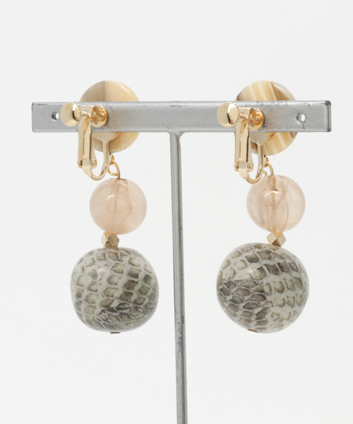 AVAN LILY（アヴァンリリィ）の「パイソンパーツイヤリング（イヤリング・レディース・ホワイト系その他・FREE）」の3枚目の写真