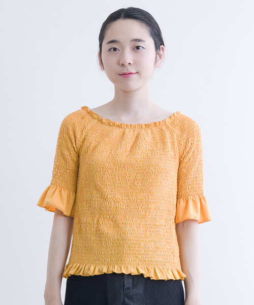 MERLOT（メルロー）の「フリルシャーリングオフショルトップス1168（シャツ/ブラウス・レディース・レッド/オフホワイト/イエロー/ブラック・FREE）」の5枚目の写真