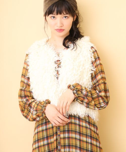 OLIVE des OLIVE（オリーブデオリーブ）の「フェイクファーベスト◆（その他アウター・レディース・オフホワイト/グレー/ブラック・FREE）」の4枚目の写真