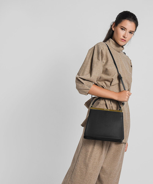 CHARLES & KEITH(チャールズ & キース)の「トラペゾイドストラクチャードハンドバッグ / TRAPEZIOD STRUCTURED HANDBAG(ハンドバッグ・レディース・ブラック/レッド/マルチ・L)」の9枚目の写真
