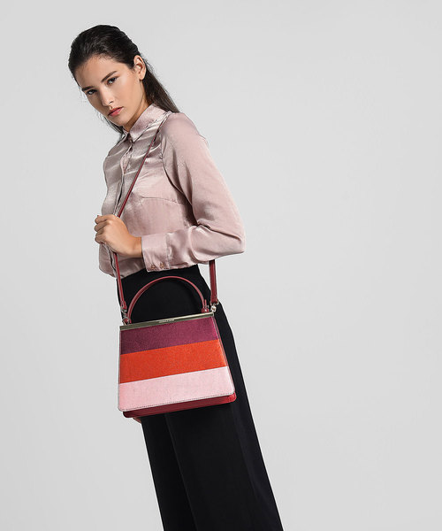 CHARLES & KEITH(チャールズ & キース)の「トラペゾイドストラクチャードハンドバッグ / TRAPEZIOD STRUCTURED HANDBAG(ハンドバッグ・レディース・ブラック/レッド/マルチ・L)」の13枚目の写真