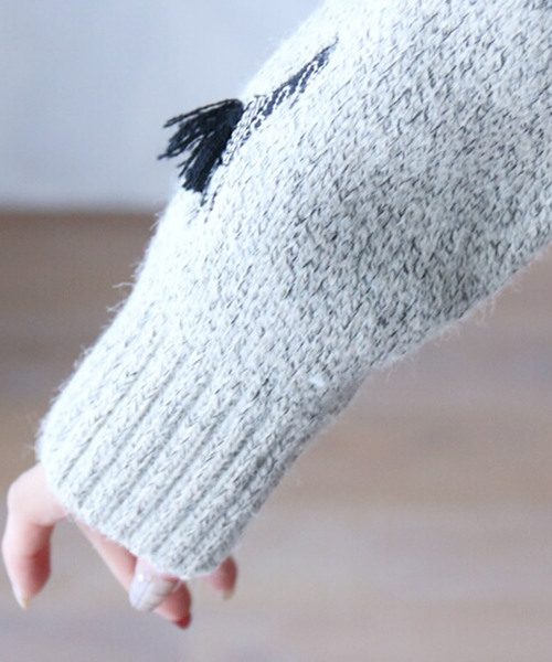 cawaii（カワイイ）の「【お尻が隠れるラウンド裾】シマウマ駆け巡る刺繍ニット/（ニット/セーター・レディース・グレー・M/XL）」の6枚目の写真