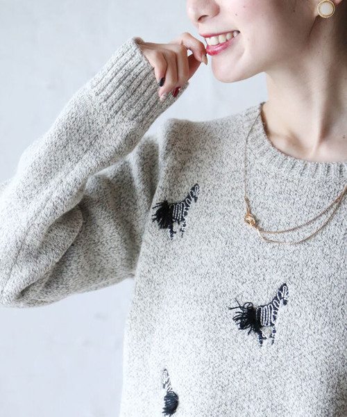 cawaii（カワイイ）の「【お尻が隠れるラウンド裾】シマウマ駆け巡る刺繍ニット/（ニット/セーター・レディース・グレー・M/XL）」の8枚目の写真