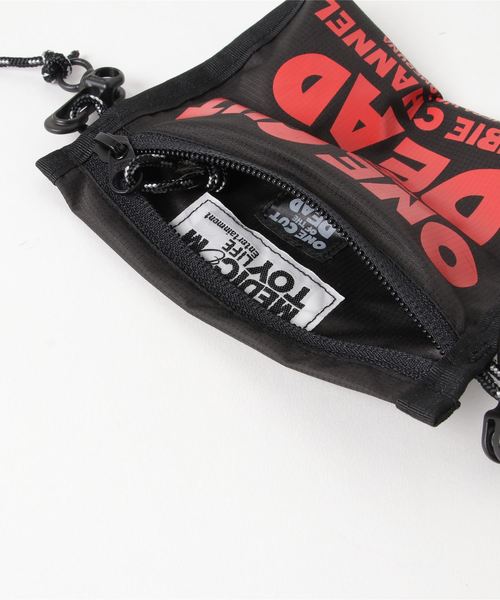MEDICOM TOY LIFE ENTERTAINMENT(メディコムトイライフエンターテイメント)の「2 WAY POUCH “カメラを止めるな!”(ボディバッグ/ウエストポーチ・メンズ・ブラック×ホワイト/ブラック×レッド/ブラック×グリーン・FREE)」の5枚目の写真