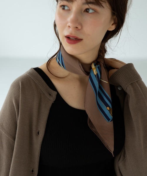 marjour（マージュール）の「CHAIN SCARF（バンダナ/スカーフ・レディース・ネイビー/ブラウン/グリーン・FREE）」の9枚目の写真
