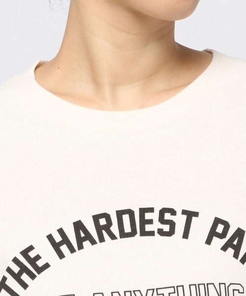 GLOBAL WORK(グローバルワーク)の「カレッジロゴプリントノースーブ/954806(Tシャツ/カットソー・レディース・チャコールグレー/アイボリー・FREE)」の4枚目の写真