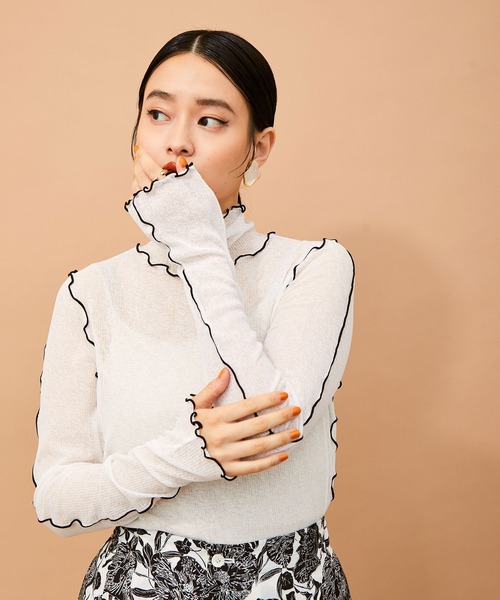 ADAM ET ROPE'（アダムエロペ）の「シアーテレコメローフリルタートル（Tシャツ/カットソー・レディース・ホワイト/ライトグレー/ブラック・FREE）」の2枚目の写真