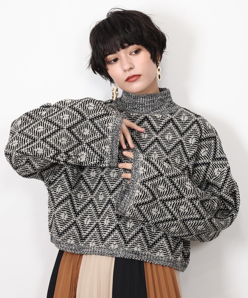 LOUISE ODIER(ルイーズオディール)の「ラーベン柄短丈ニットプルオーバー(ニット/セーター・レディース・ブラック/ライトグレー/ホワイト・MEDIUM)」の1枚目の写真