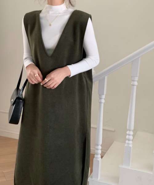 emi+（エミプラス）の「Vネックノースリーブバックスリットワンピース ジャンスカ（ジャンパースカート・レディース・ホワイト/チャコールグレー/ブラック/ベージュ/モカ/ブラウン/ネイビー/カーキ/ライトピンク/ライトグリーン・S/M/L）」の7枚目の写真