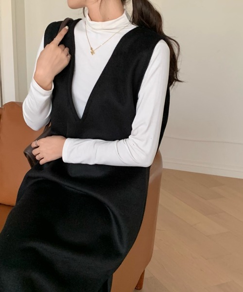 emi+（エミプラス）の「Vネックノースリーブバックスリットワンピース ジャンスカ（ジャンパースカート・レディース・ホワイト/チャコールグレー/ブラック/ベージュ/モカ/ブラウン/ネイビー/カーキ/ライトピンク/ライトグリーン・S/M/L）」の16枚目の写真