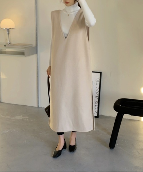 emi+（エミプラス）の「Vネックノースリーブバックスリットワンピース ジャンスカ（ジャンパースカート・レディース・ホワイト/チャコールグレー/ブラック/ベージュ/モカ/ブラウン/ネイビー/カーキ/ライトピンク/ライトグリーン・S/M/L）」の17枚目の写真