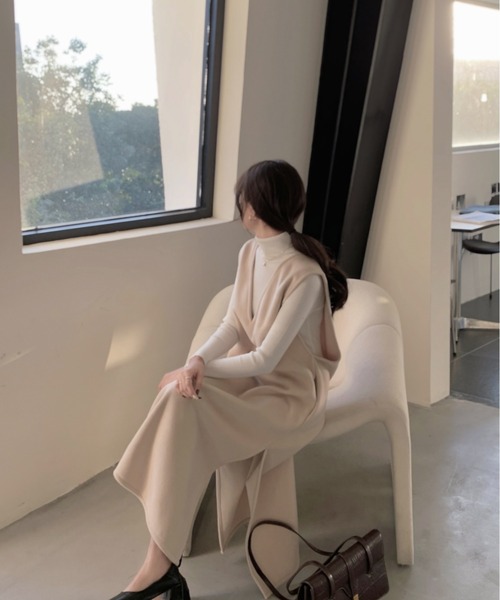 emi+（エミプラス）の「Vネックノースリーブバックスリットワンピース ジャンスカ（ジャンパースカート・レディース・ホワイト/チャコールグレー/ブラック/ベージュ/モカ/ブラウン/ネイビー/カーキ/ライトピンク/ライトグリーン・S/M/L）」の18枚目の写真