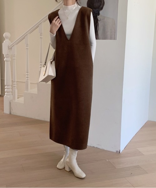 emi+（エミプラス）の「Vネックノースリーブバックスリットワンピース ジャンスカ（ジャンパースカート・レディース・ホワイト/チャコールグレー/ブラック/ベージュ/モカ/ブラウン/ネイビー/カーキ/ライトピンク/ライトグリーン・S/M/L）」の22枚目の写真