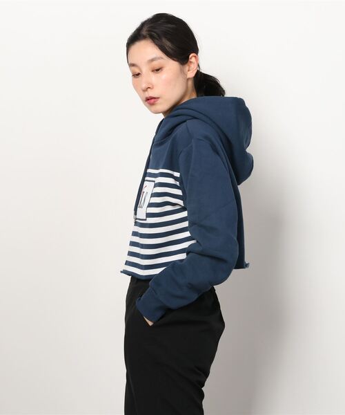 Guess（ゲス）の「GUESS Originals Cropped Hoodie（パーカー・レディース・ネイビー/レッド・SMALL/MEDIUM/X-SMALL）」の6枚目の写真