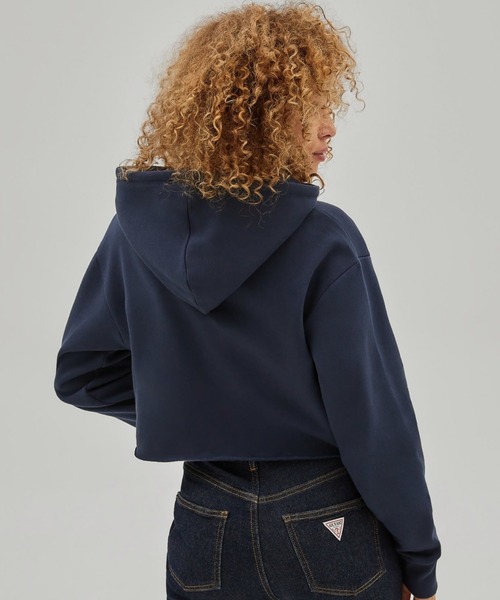 Guess（ゲス）の「GUESS Originals Cropped Hoodie（パーカー・レディース・ネイビー/レッド・SMALL/MEDIUM/X-SMALL）」の3枚目の写真