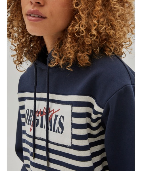 Guess（ゲス）の「GUESS Originals Cropped Hoodie（パーカー・レディース・ネイビー/レッド・SMALL/MEDIUM/X-SMALL）」の4枚目の写真