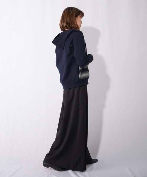 malla(マーラ)の「malla マーラ グラデーションラッセルパーカ(パーカー・レディース・ホワイト/ネイビー・FREE)」の7枚目の写真