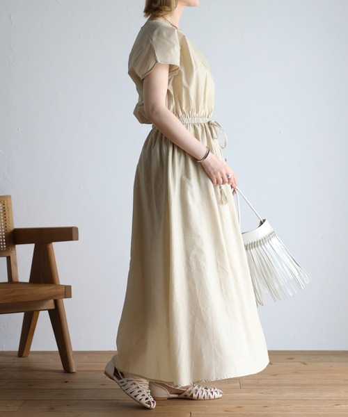 Fizz（フィズ）の「【Fizz/フィズ】　フレンチスリーブウエスト切替えマキシ丈ワンピース（ワンピース・レディース・ブルー/グレイッシュベージュ/チャコール・M）」の4枚目の写真