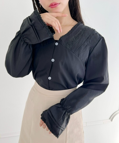 Loueme(ルエム)の「【23S/S 春夏新作】レーストリム深Vネックブラウス(シャツ/ブラウス・レディース・ホワイト/ブラック・FREE)」の2枚目の写真