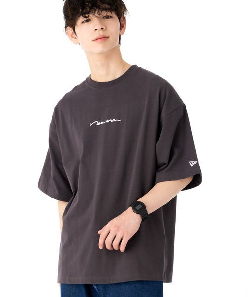 NEW ERA（ニューエラ）の「ニューエラ 半袖Tシャツ オーバーサイズ 手書き ONSPOTZ別注（Tシャツ/カットソー・メンズ・ホワイト/ブラック/グレー系その他/ネイビー/チャコールグレー/グレー系その他2/パープル/ピンク・S/M/L/XL/XXL）」の3枚目の写真