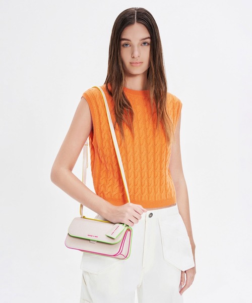 オフホワイト　ショルダーバッグ　エメラルドグリーン　希少色　クロスボディ オフホワイト ショルダーバッグ エメラルドグリーン キショウショク