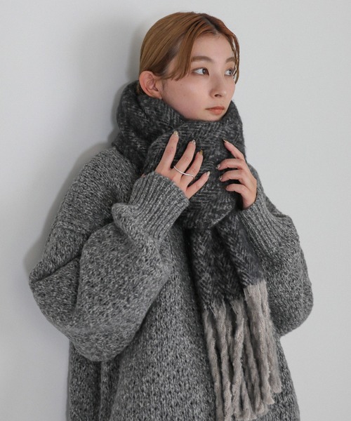 select MOCA(セレクトモカ)の「【ZOZO限定】ボリュームフリンジヘリンボーンシャギーマフラー(マフラー・レディース・ブラック/ブラウン・FREE)」の11枚目の写真