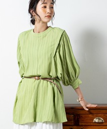 タックデザインから広がるボリューム袖が女性らしいバックオープンブラウス