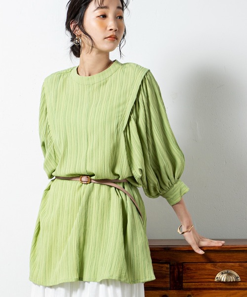 MILLION CARATS（ミリオンカラッツ）の「タックデザインから広がるボリューム袖が女性らしいバックオープンブラウス（シャツ/ブラウス・レディース・オフホワイト/ブラック/グリーン・FREE）」の3枚目の写真