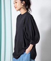 タックデザインから広がるボリューム袖が女性らしいバックオープンブラウス
