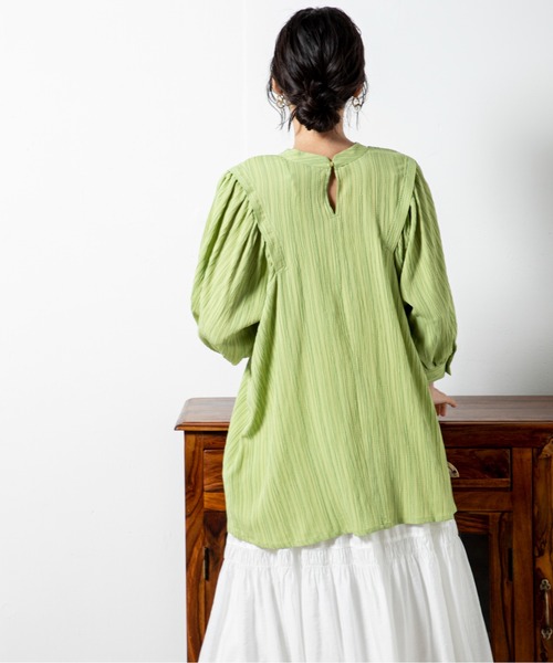 MILLION CARATS（ミリオンカラッツ）の「タックデザインから広がるボリューム袖が女性らしいバックオープンブラウス（シャツ/ブラウス・レディース・オフホワイト/ブラック/グリーン・FREE）」の15枚目の写真
