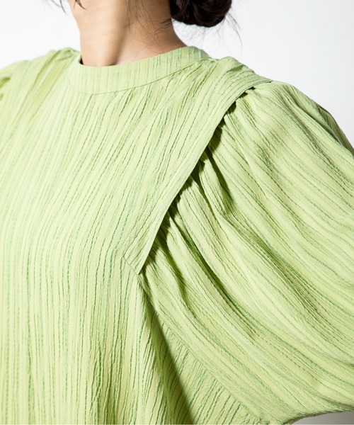 MILLION CARATS（ミリオンカラッツ）の「タックデザインから広がるボリューム袖が女性らしいバックオープンブラウス（シャツ/ブラウス・レディース・オフホワイト/ブラック/グリーン・FREE）」の7枚目の写真