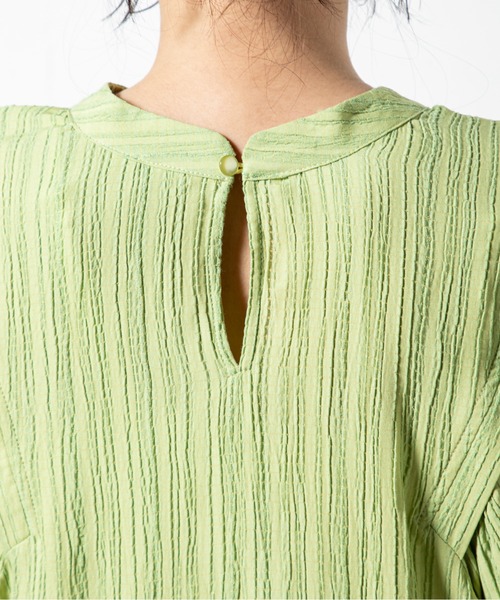 MILLION CARATS（ミリオンカラッツ）の「タックデザインから広がるボリューム袖が女性らしいバックオープンブラウス（シャツ/ブラウス・レディース・オフホワイト/ブラック/グリーン・FREE）」の4枚目の写真