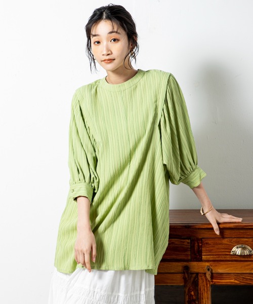 MILLION CARATS（ミリオンカラッツ）の「タックデザインから広がるボリューム袖が女性らしいバックオープンブラウス（シャツ/ブラウス・レディース・オフホワイト/ブラック/グリーン・FREE）」の16枚目の写真