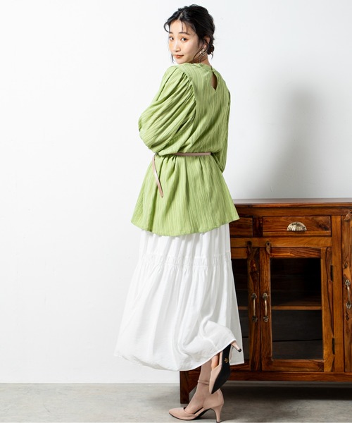 MILLION CARATS（ミリオンカラッツ）の「タックデザインから広がるボリューム袖が女性らしいバックオープンブラウス（シャツ/ブラウス・レディース・オフホワイト/ブラック/グリーン・FREE）」の20枚目の写真