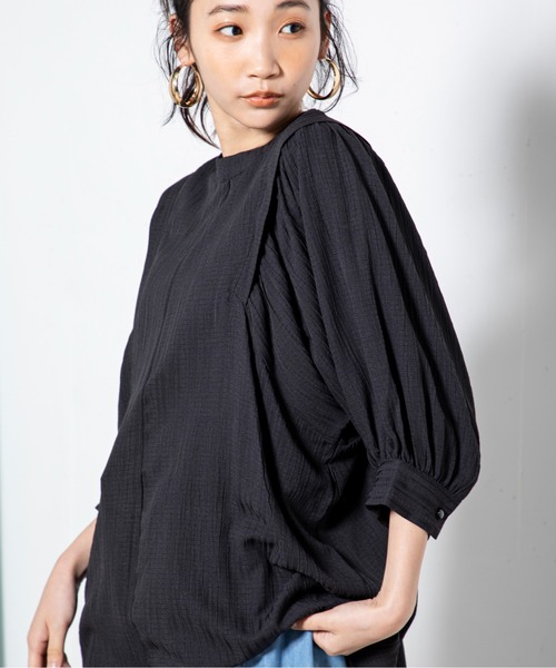 MILLION CARATS（ミリオンカラッツ）の「タックデザインから広がるボリューム袖が女性らしいバックオープンブラウス（シャツ/ブラウス・レディース・オフホワイト/ブラック/グリーン・FREE）」の8枚目の写真