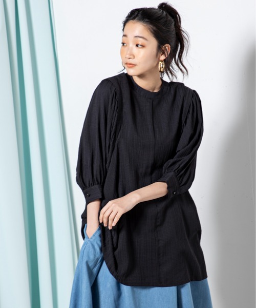 MILLION CARATS（ミリオンカラッツ）の「タックデザインから広がるボリューム袖が女性らしいバックオープンブラウス（シャツ/ブラウス・レディース・オフホワイト/ブラック/グリーン・FREE）」の17枚目の写真