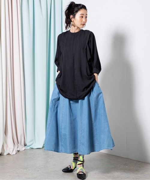 MILLION CARATS（ミリオンカラッツ）の「タックデザインから広がるボリューム袖が女性らしいバックオープンブラウス（シャツ/ブラウス・レディース・オフホワイト/ブラック/グリーン・FREE）」の13枚目の写真