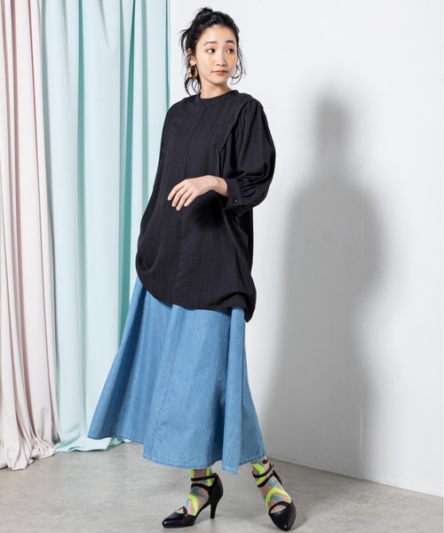 MILLION CARATS（ミリオンカラッツ）の「タックデザインから広がるボリューム袖が女性らしいバックオープンブラウス（シャツ/ブラウス・レディース・オフホワイト/ブラック/グリーン・FREE）」の6枚目の写真